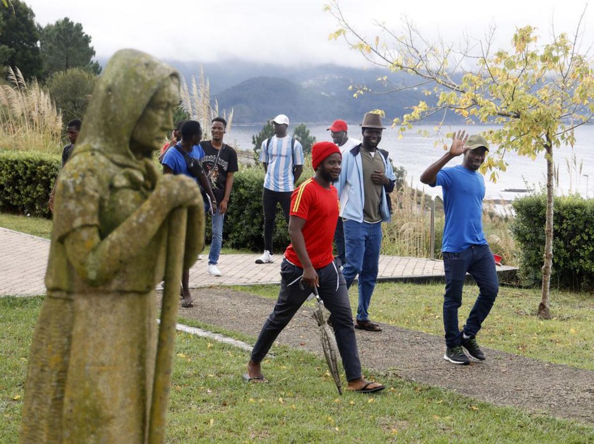 Visita de la concelleira Paz Lago y de Daniel Bóveda, de la ONG Accem, a una clase de español en Dorrón.   | // GUSTAVO SANTOS