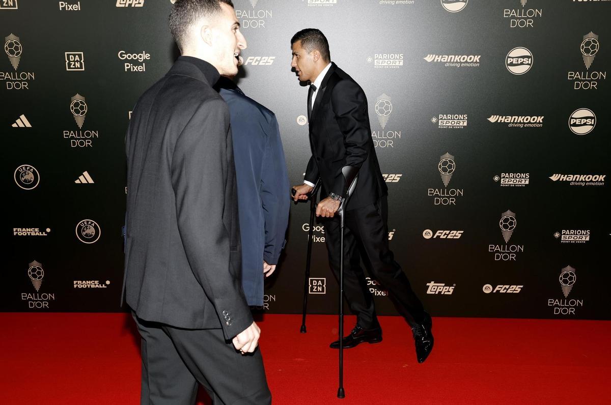 Rodri, en muletas, en la alfombra roja del Balón de Oro.