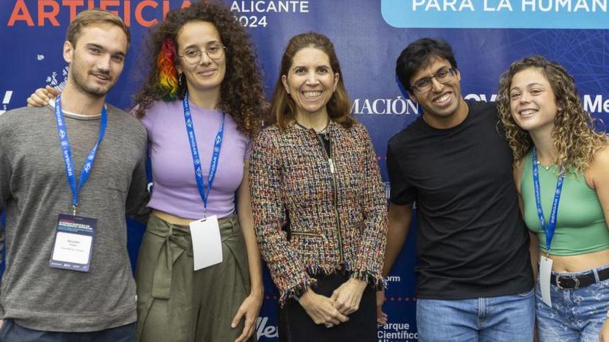 En el centro de la imagen, Nuria Oliver, con parte de su equipo de la Fundación Ellis Alicante.