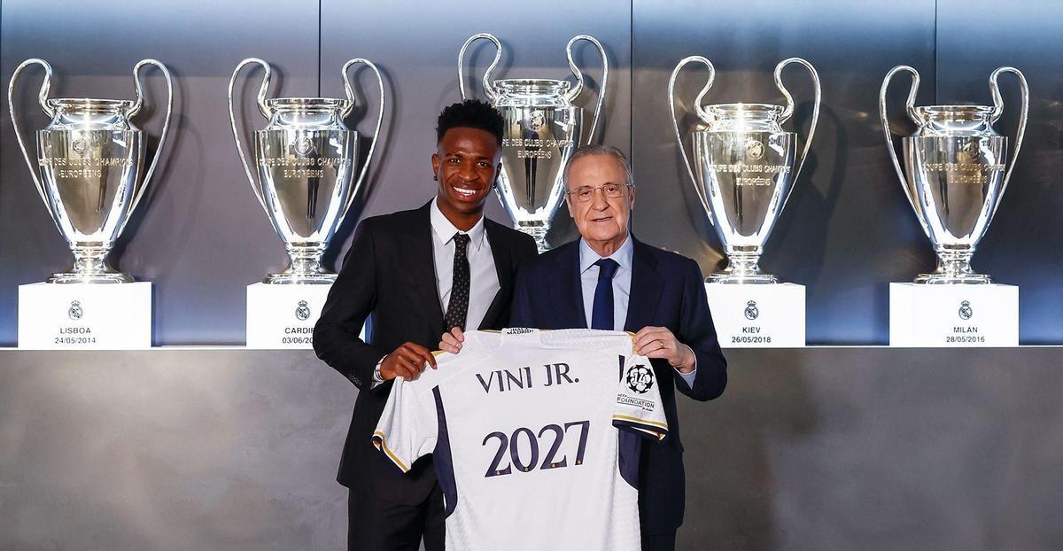 Vinicius Junior y Florentino Pérez posan durante su renovación con el Real Madrid.