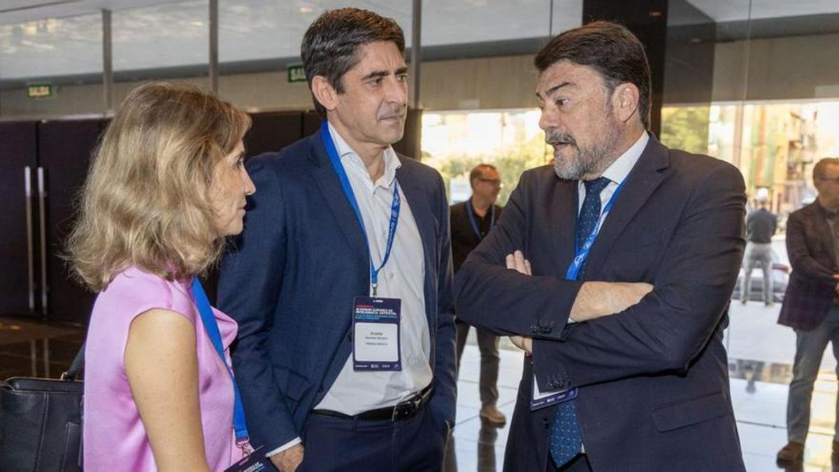 Ainhoa Moll, directora editorial de Prensa Ibérica, Andrés Sánchez (director general Prensa Ibérica en la Comunidda, Murcia y Andalucía) y el alcalde de Alicante, Luis Barcala.