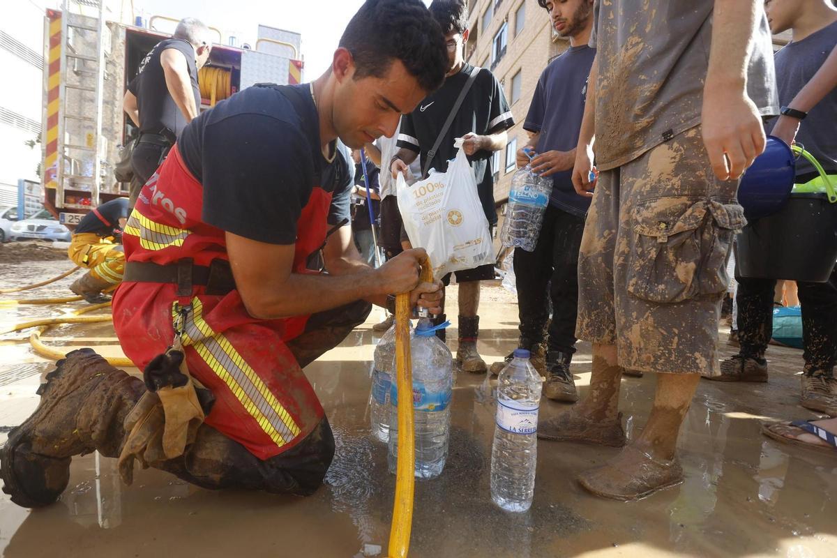 Bomba de agua que rellena garrafas.