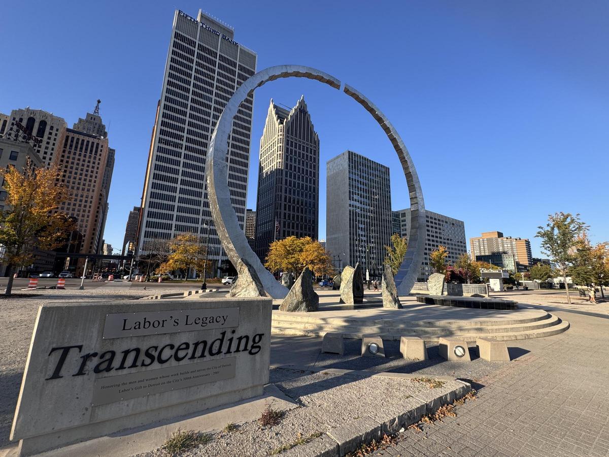 Monumento al legado laboral de Míchigan, en Detroit.