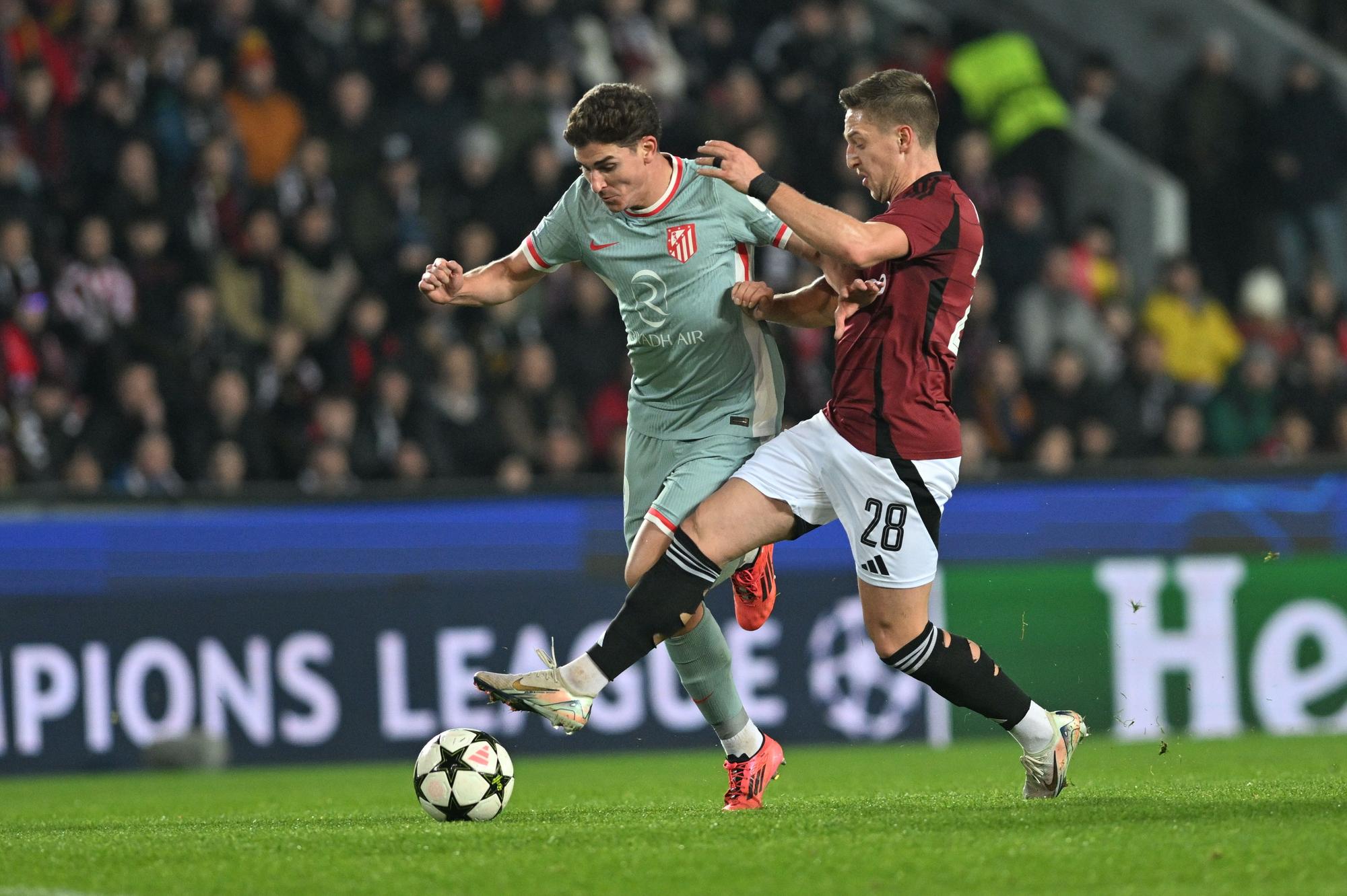 26 November 2024, Czech Republic, Prague: Atletico Madrid's Julian Alvarez (L) and Sparta's Tomas Wiesner battle for the ball during the UEFA Champions League soccer match between AC Sparta Prague vs Atletico Madrid at epet ARENA. Photo: Øíhová Michaela/CTK/dpa 26/11/2024 ONLY FOR USE IN SPAIN. Øíhová Michaela/CTK/dpa;Sports;soccer;football;sports;UEFA Chamions League - AC Sparta Prague vs Atletico Madrid;