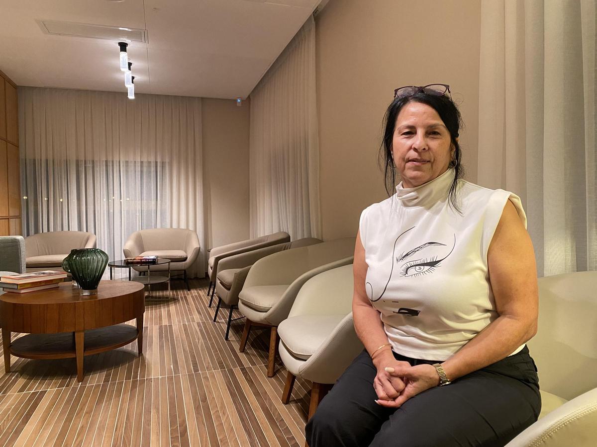 Suzi, residente de Shlomi, aguarda con el momento de poder regresar a su hogar tras más de un año viviendo en un hotel de Haifa.