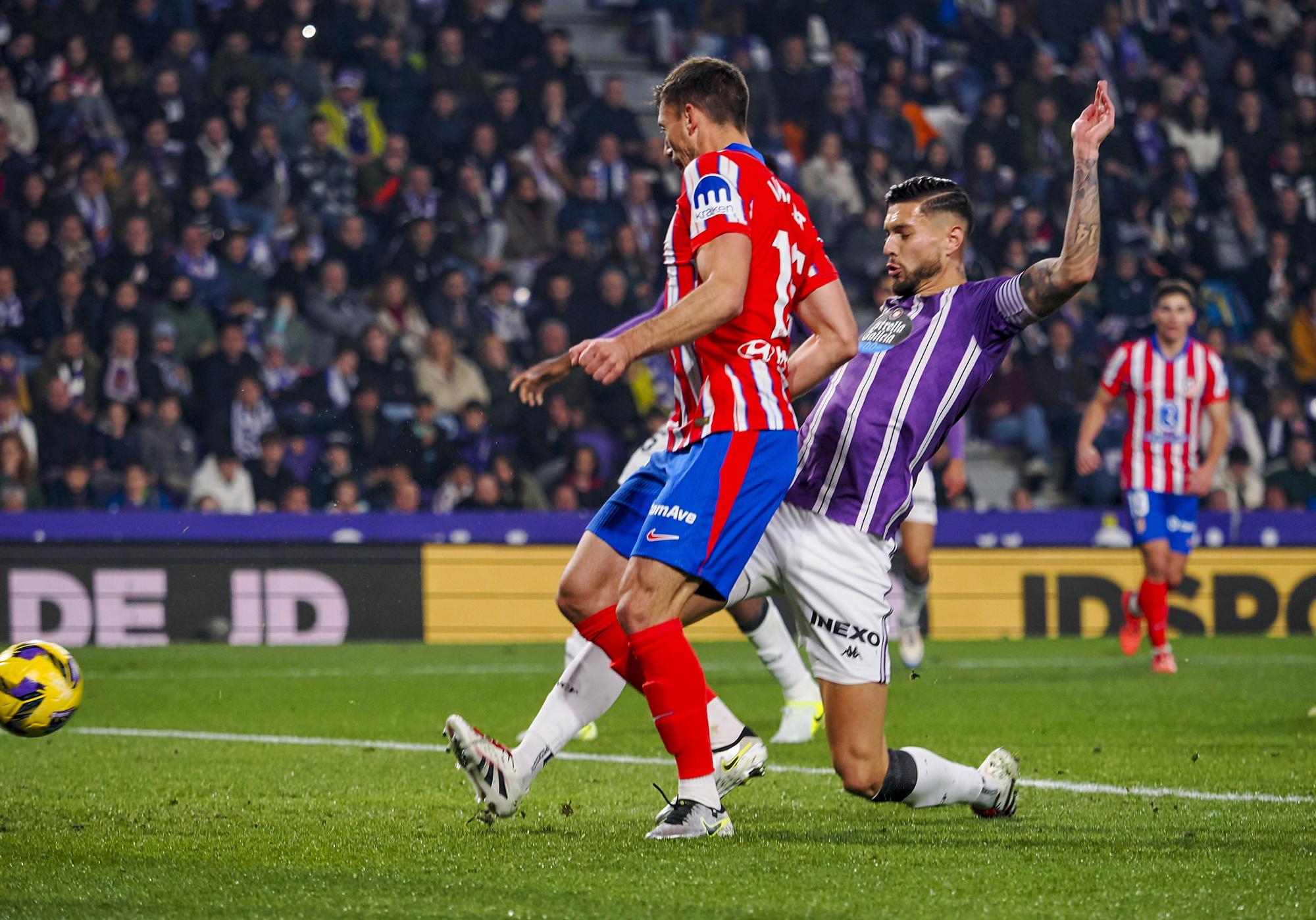 El defensa francés del Atlético de Madrid Clement Lenglet (i) y el centrocampista del Valladolid Raúl Moro durante el partido de LaLiga entre el Real Valladolid y el Atlético de Madrid, este sábado en el estadio José Zorrilla. EFE/R. GARCIA.. (Atlético Madrid)