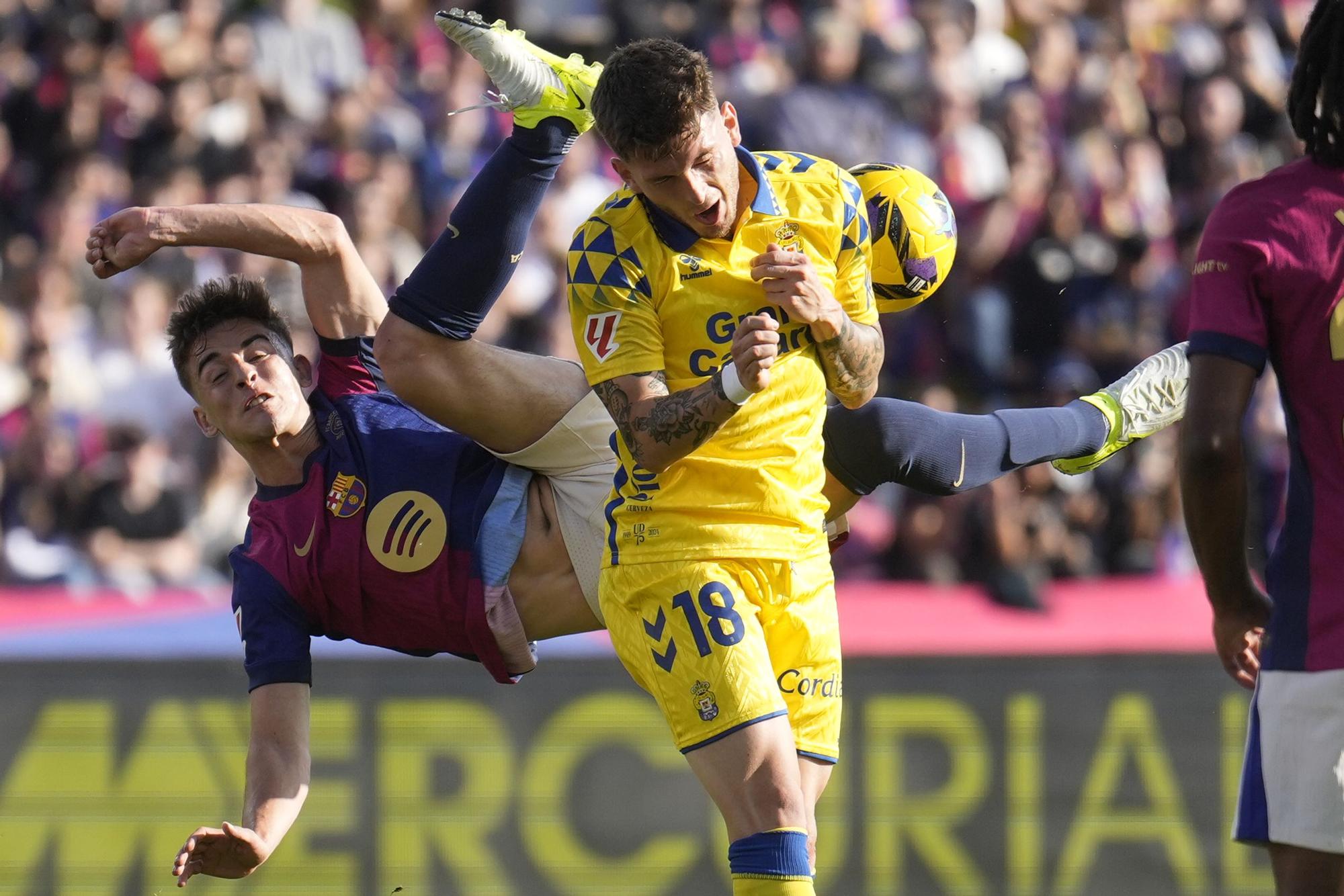 FC Barcelona's Gavi (L) vies for the ball with UD Las Palmas' Viti Rozada during their LaLiga EA Sports match at the olympic stadium Lluis Companys in Barcelona, north-eastern Spain, 30 November 2024. EFE/ Enric Fontcuberta