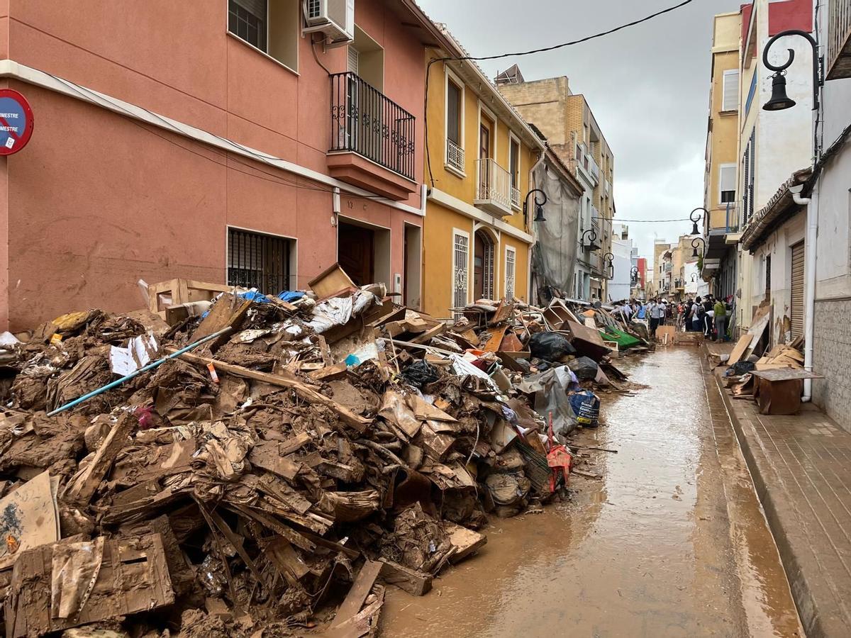 Una montaña de enseres y basura en una calle de Aldaia, ayer.