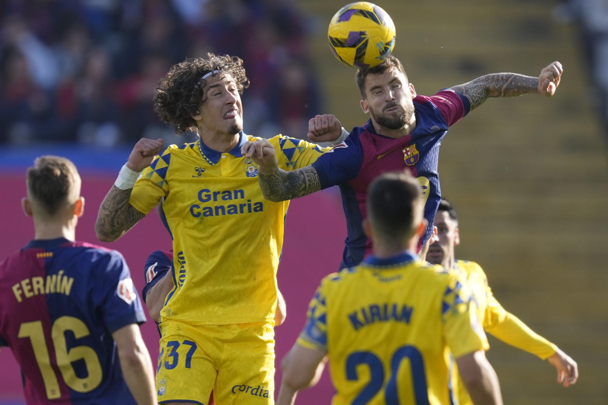 BARCELONA, 30/11/2024.- El defensa del FC Barcelona Iñigo Martínez (d) disputa un balón con el delantero de Las Palmas Fabio Silva (i) su partido de LaLiga en el Estadio Olímpico Lluís Companys en Barcelona este sábado. EFE/Enric Fontcuberta