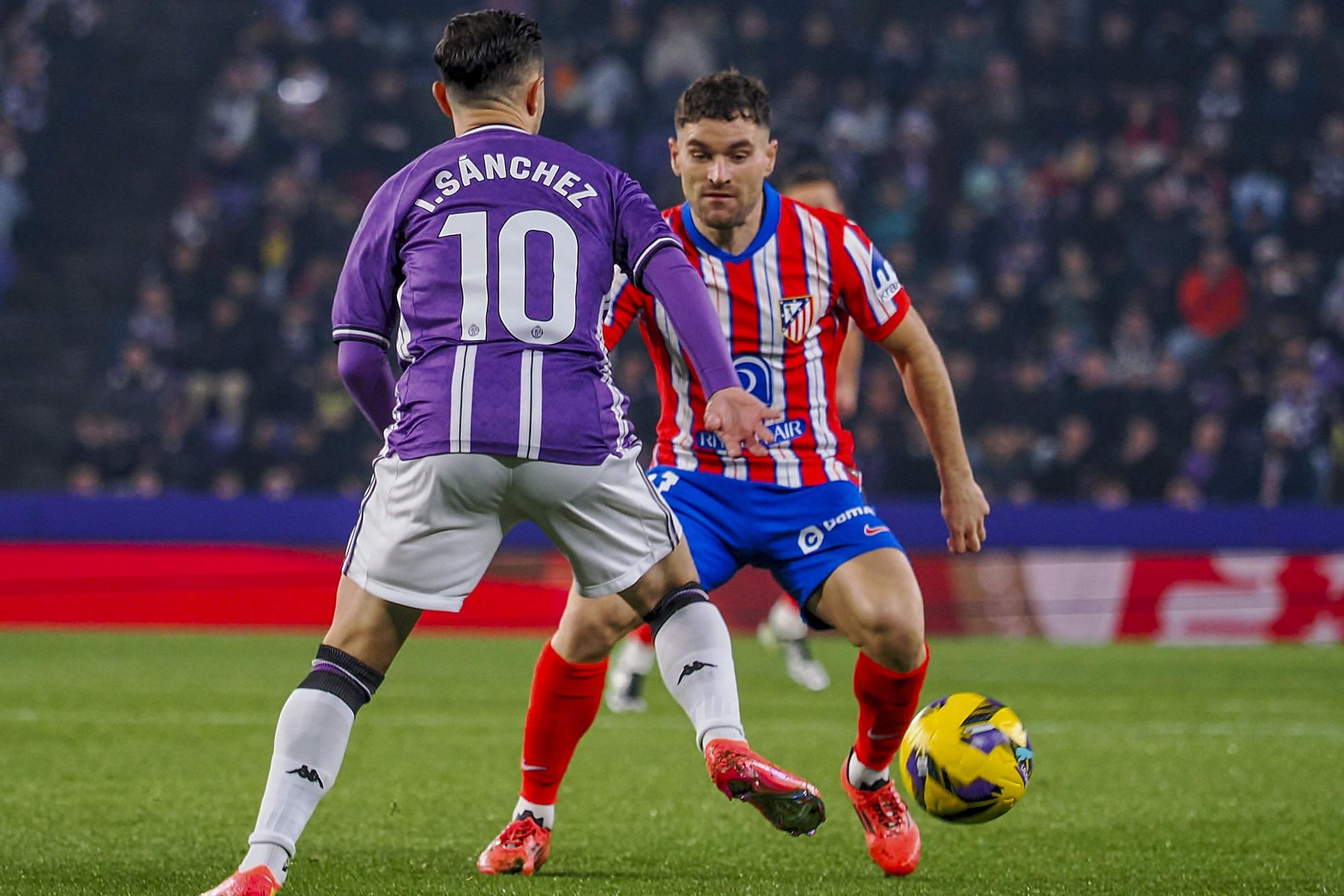 El defensa del Atlético de Madrid Javi Galán (d) y el centrocampista del Valladolid Iván Sánchez durante el partido de LaLiga entre el Real Valladolid y el Atlético de Madrid, este sábado en el estadio José Zorrilla. EFE/R. GARCIA.. (Atlético Madrid) (Valladolid)