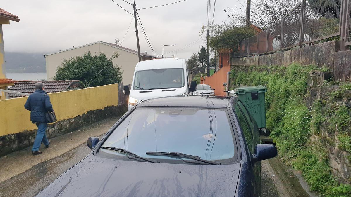 Vehículos policiales camuflados yéndose en la Rúa Rorís de Vigo, esta mañana temprano