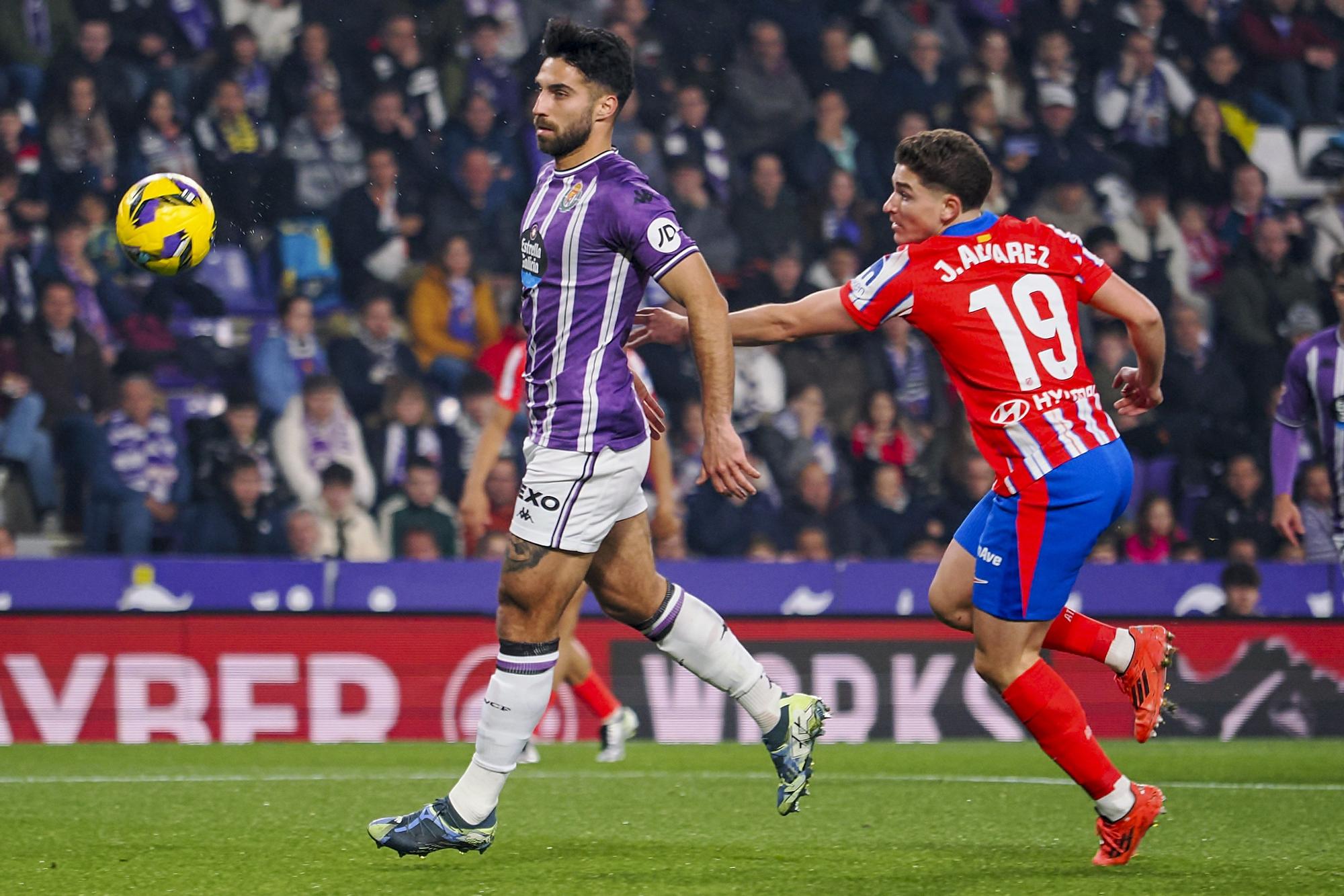 VALLADOLID. 30/11/2024. - El delantero argentino del Atlético de Madrid Julián Álvarez (d) y el defensa suizo del Valladolid Eray Comert durante el partido de LaLiga entre el Real Valladolid y el Atlético de Madrid, este sábado en el estadio José Zorrilla. EFE/R. GARCIA.