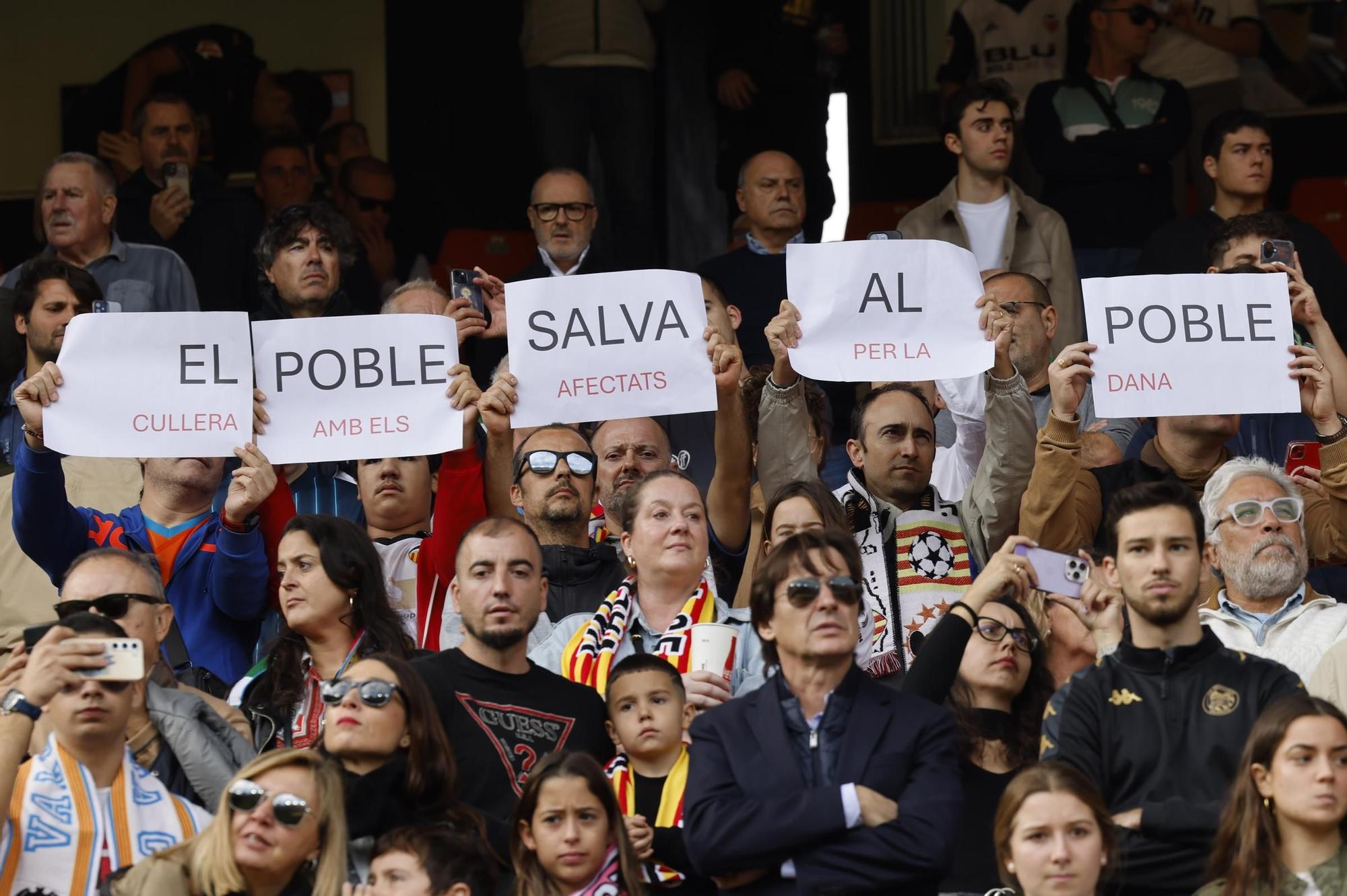 Homenaje en Mestalla a las víctimas de la DANA antes del Valencia-Betis, en imágenes