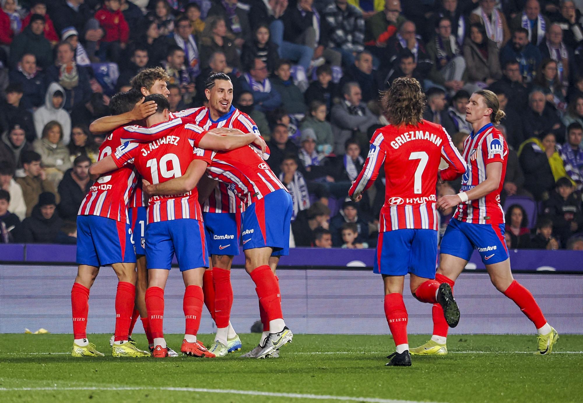 VALLADOLID. 30/11/2024. - Los jugadores del Atlético de Madrid celebran uno de sus goles durante el partido de LaLiga entre el Real Valladolid y el Atlético de Madrid, este sábado en el estadio José Zorrilla. EFE/R. GARCIA.