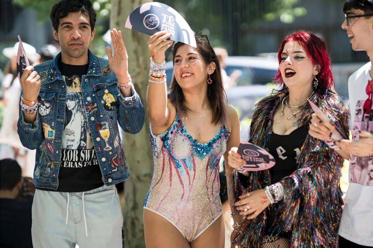 'Swifties' en las inmediaciones del Bernabéu antes de uno de los conciertos de Taylor Swift en Madrid.