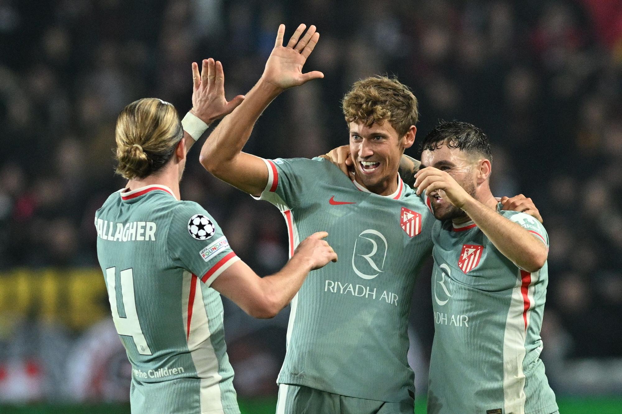 26 November 2024, Czech Republic, Prague: Atletico Madrid's Marcos Llorente (C) celebrates scoring his side's second goal with teammates during the UEFA Champions League soccer match between AC Sparta Prague vs Atletico Madrid at epet ARENA. Photo: Øíhová Michaela/CTK/dpa 26/11/2024 ONLY FOR USE IN SPAIN. Øíhová Michaela/CTK/dpa;Sports;soccer;football;sports;UEFA Chamions League - AC Sparta Prague vs Atletico Madrid;