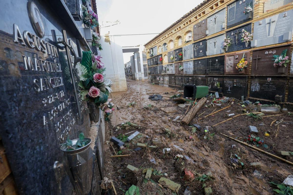 El cementerio de Catarroja sigue impracticable