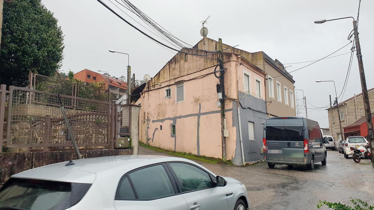 Vehículos policiales sin rotular, yéndose de la calle Rorís de Vigo, esta mañana temprano