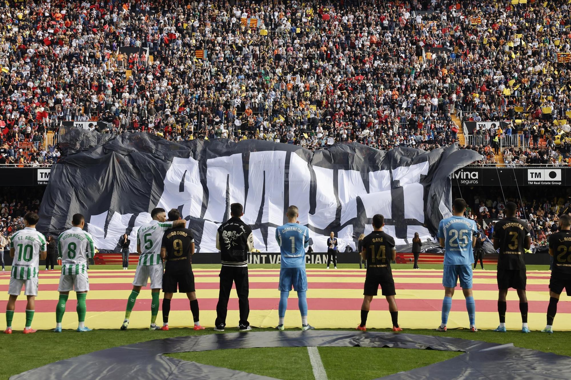 Homenaje en Mestalla a las víctimas de la DANA antes del Valencia-Betis, en imágenes