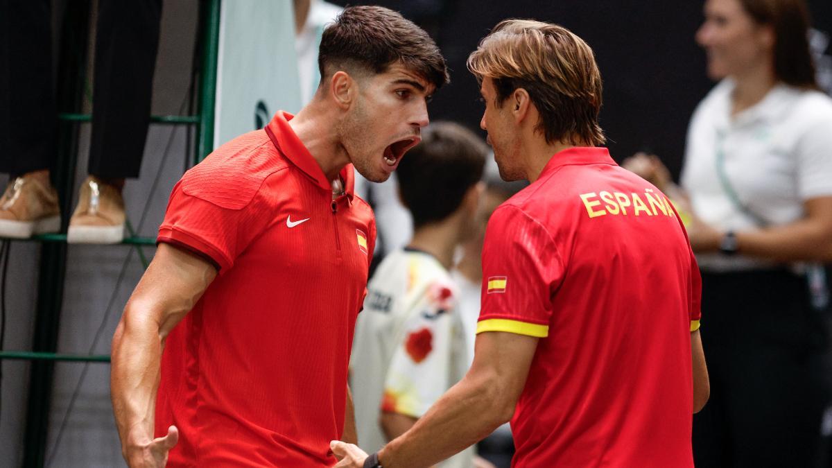 El jugador de la selección española, Carlos Alcaraz, celebra con el seleccionador David Ferrer su victoria ante el jugador de Francia, Ugo Humbert, en la cuarta jornada del Grupo B de las Finales de la Copa Davis que disputan en el Pabellón Fuente San Luis.