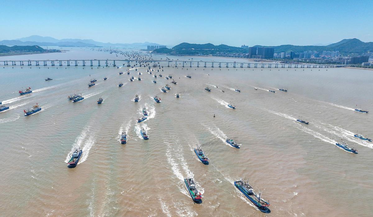 Pesqueros chinos saliendo de puerto para ir a faenar