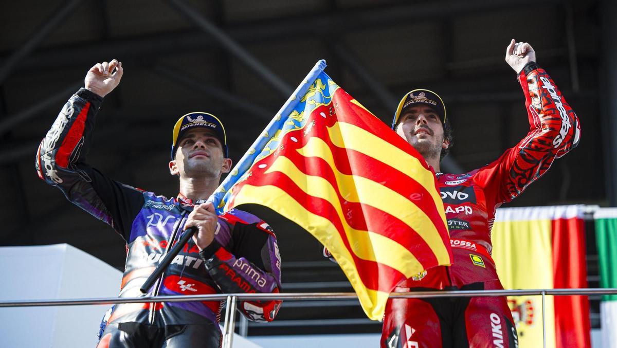 Jorge Martín y 'Pecco' Bagnaia, segundo y primero, ayer, en el GP de Malasia, recuerdan, en el podio a las víctima de Valencia.