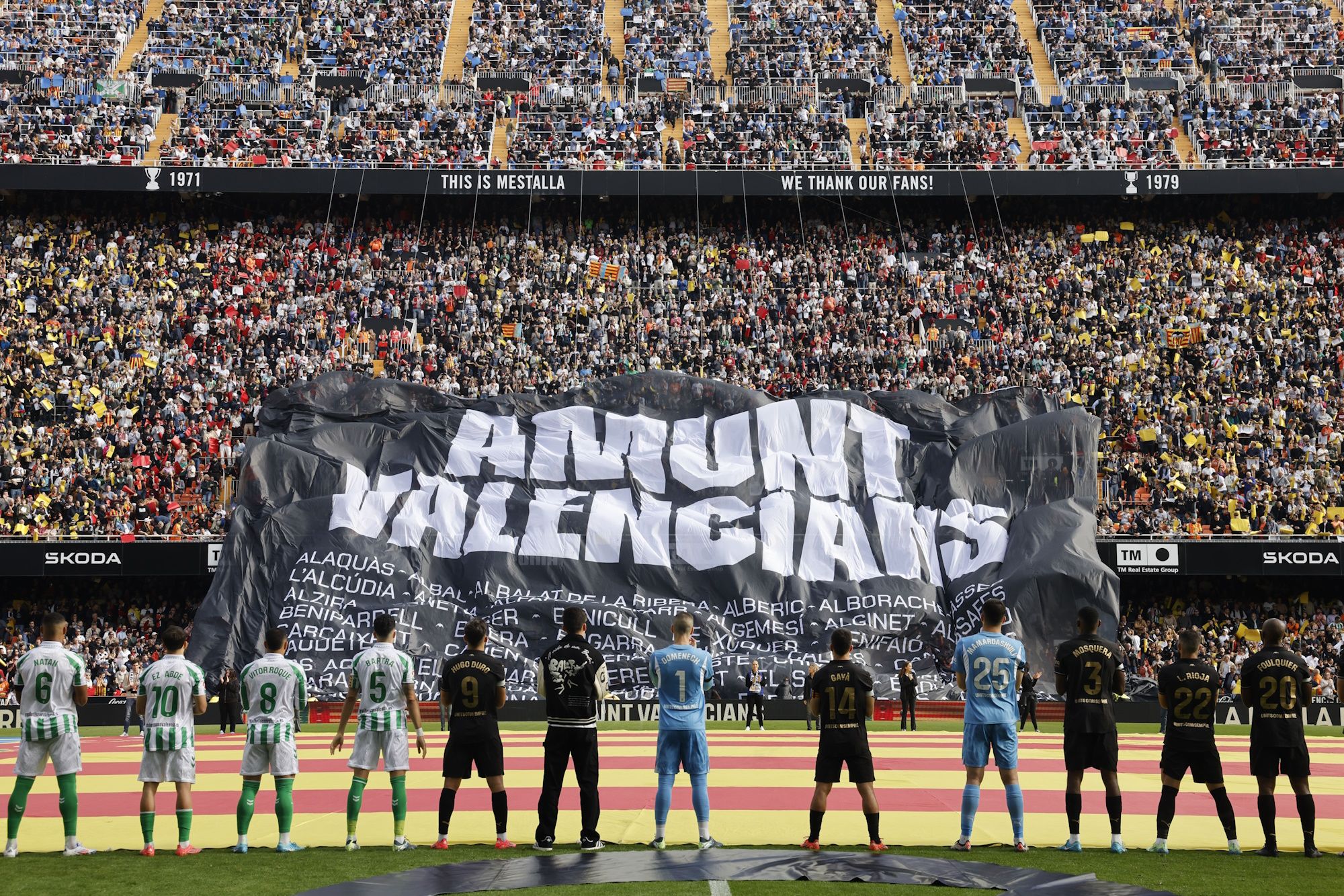 Homenaje en Mestalla a las víctimas de la DANA antes del Valencia-Betis, en imágenes