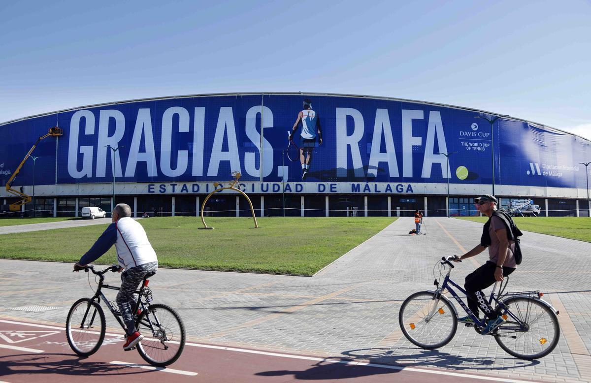 Málaga despliega una lona gigante para homenajear y dar las gracias a Rafa Nadal.