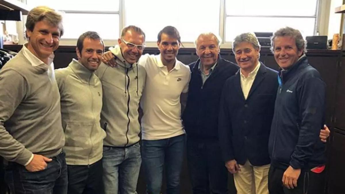 Nadal junto a gran parte de su equipo