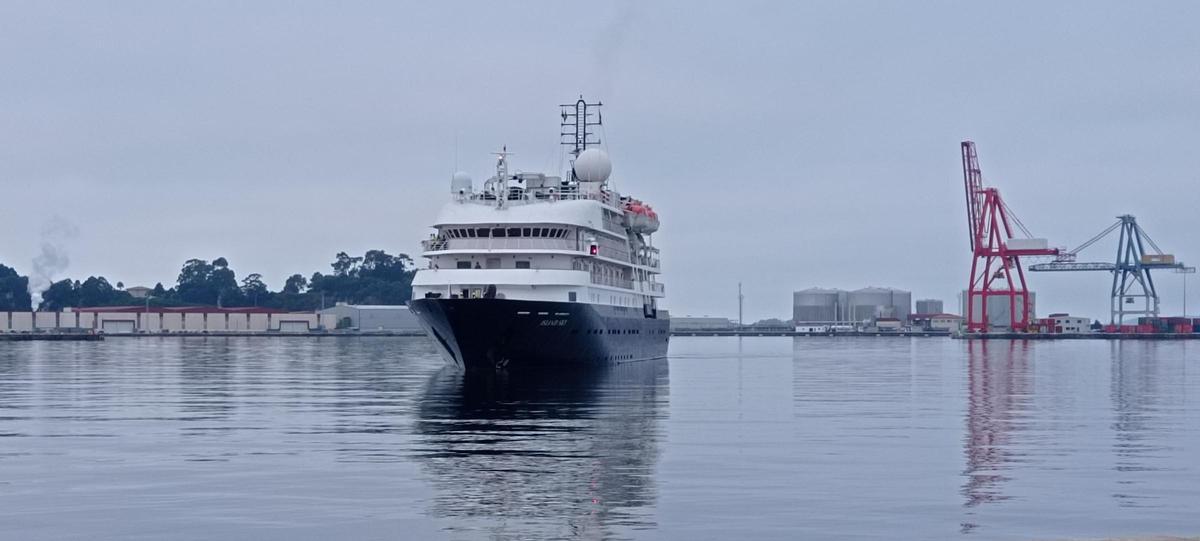 El crucero Island Sky, haciendo escala en Vilagarcía.