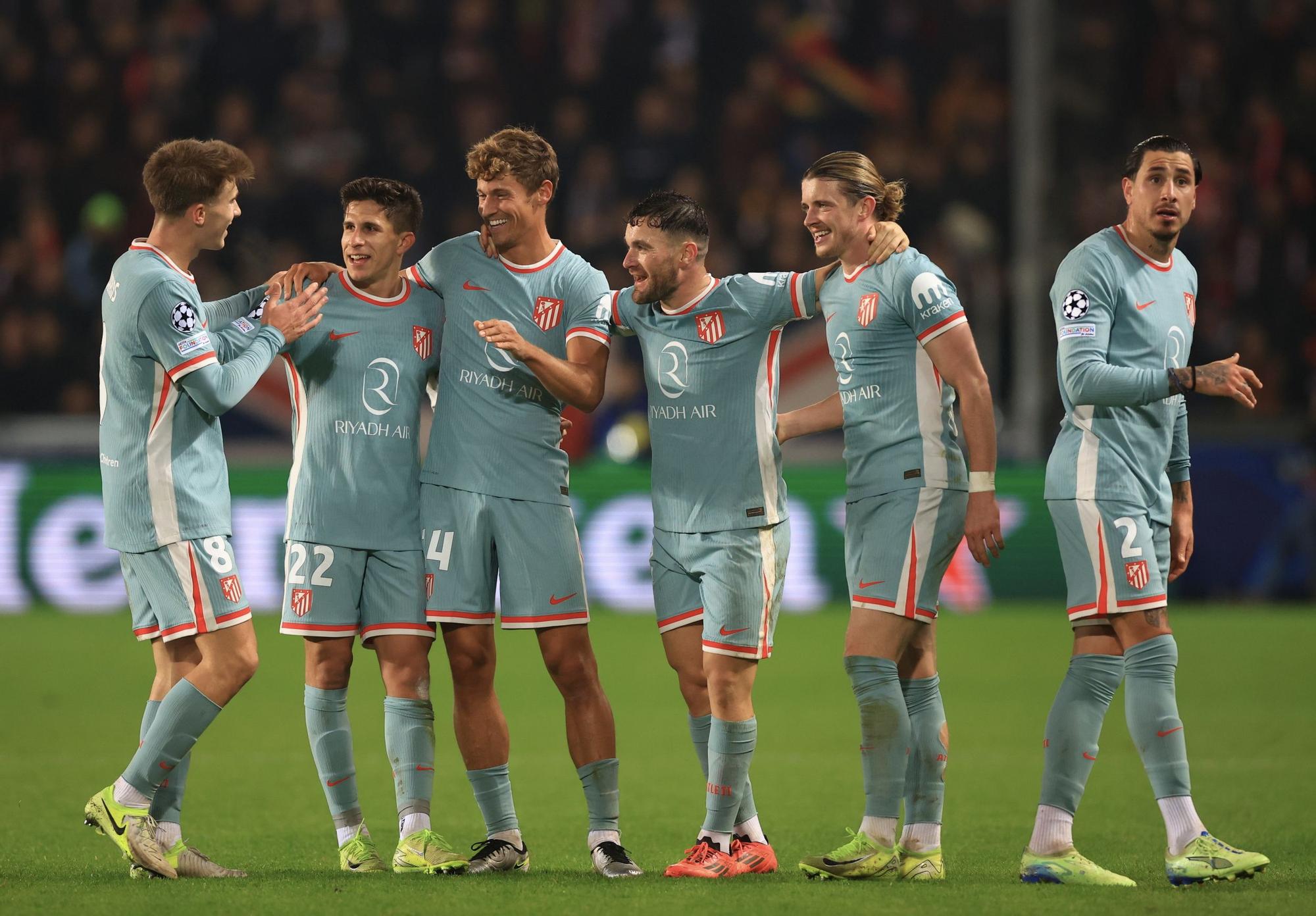 Prague (Czech Republic), 26/11/2024.- Atletico Madrid's players celebrate the 2-0 lead during the UEFA Champions League match between Sparta Prague and Atletico Madrid in Prague, Czech Republic, 26 November 2024. (Liga de Campeones, República Checa, Praga) EFE/EPA/MARTIN DIVISEK