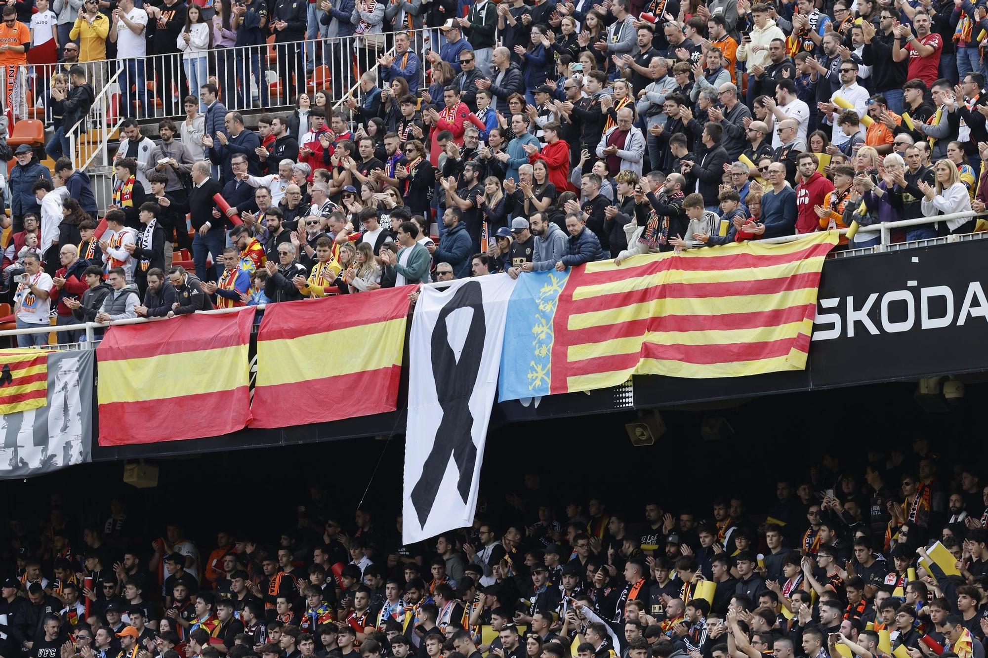 Homenaje en Mestalla a las víctimas de la DANA antes del Valencia-Betis, en imágenes