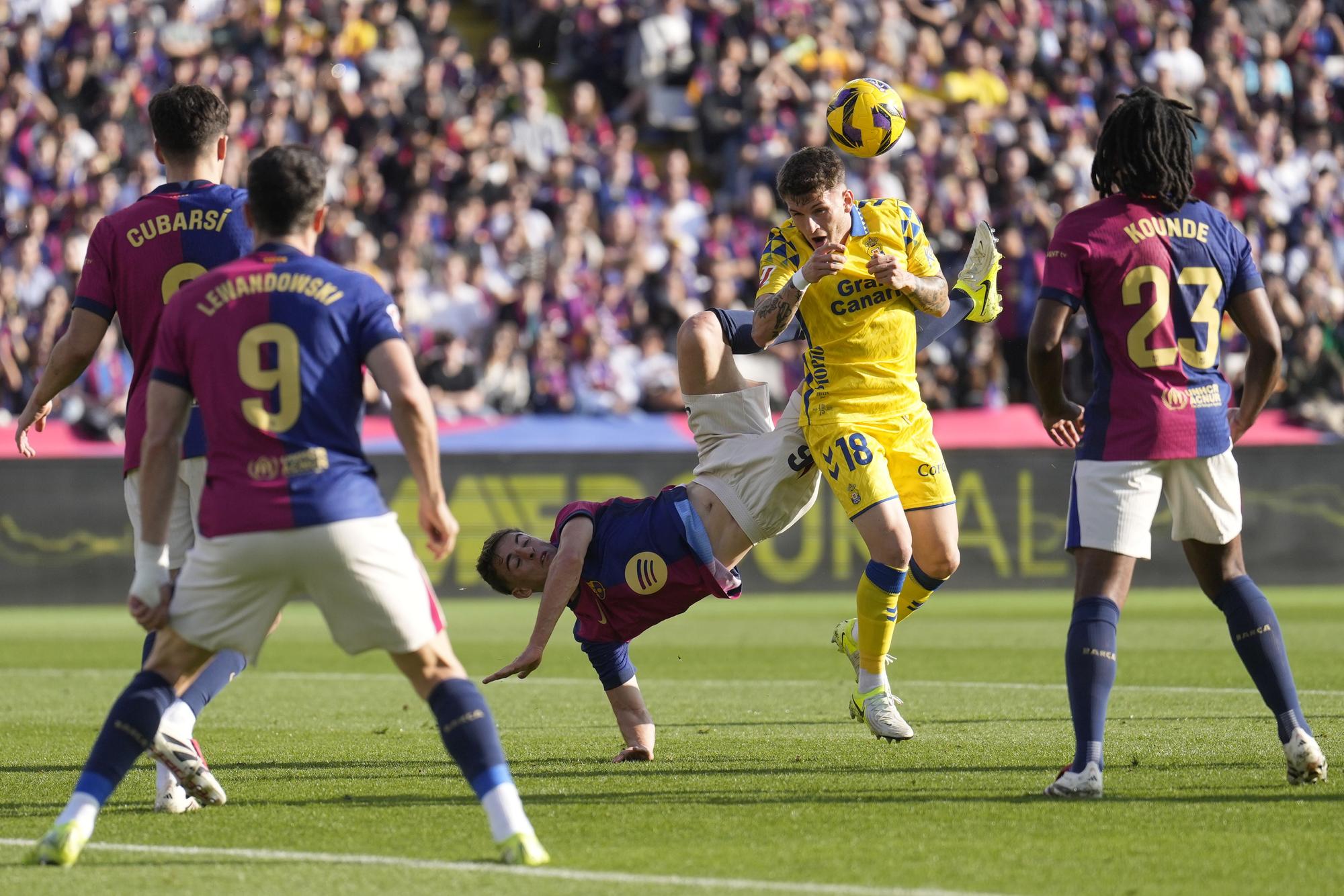 FC Barcelona's Gavi (C) vies for the ball with UD Las Palmas Viti (2nd-R) during their LaLiga EA Sports match at the olympic stadium Lluis Companys in Barcelona, north-eastern Spain, 30 November 2024. EFE/ Enric Fontcuberta