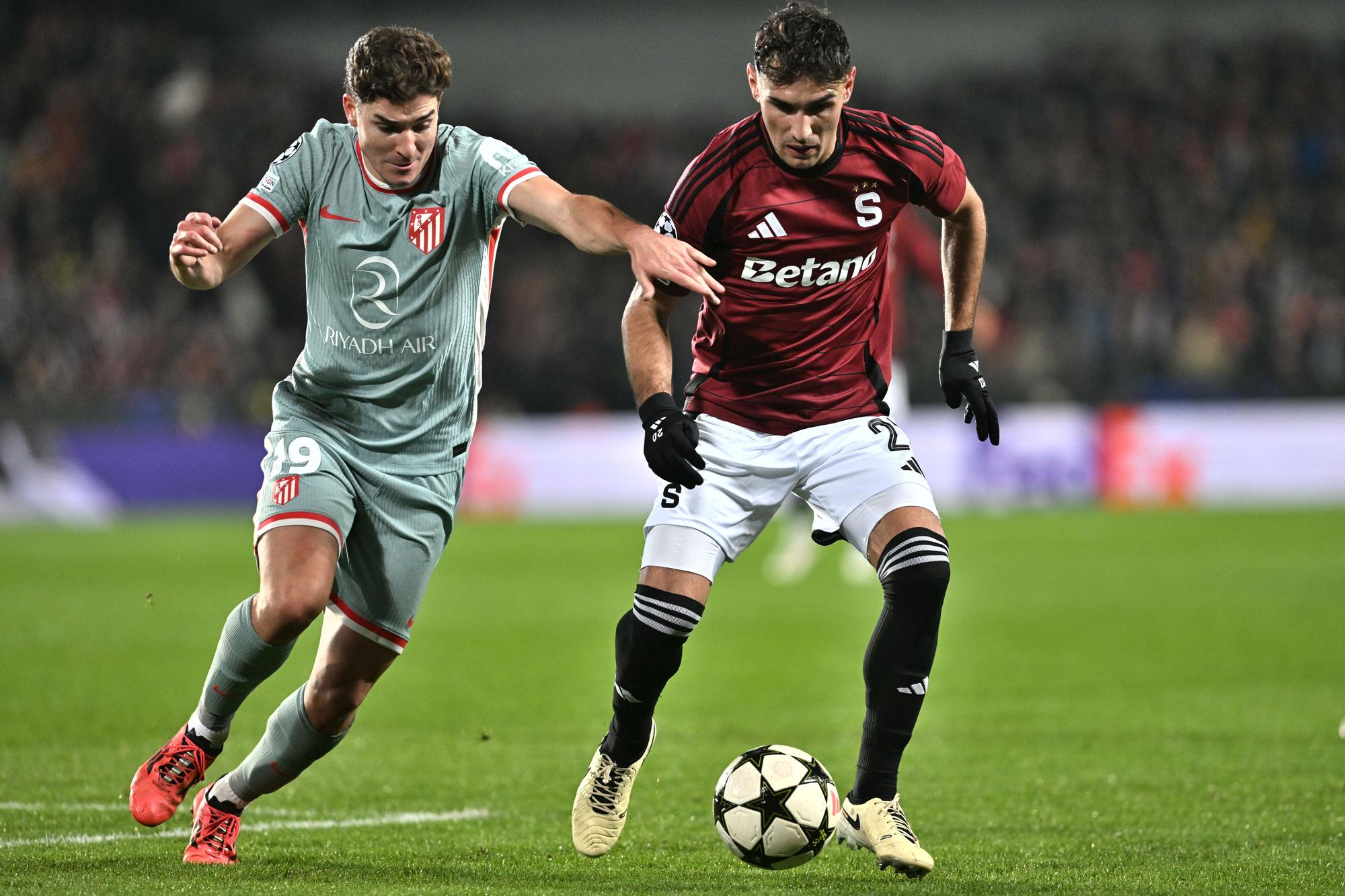 26 November 2024, Czech Republic, Prague: Atletico Madrid's Julian Alvarez (L) and Sparta's Lukas Haraslin battle for the ball during the UEFA Champions League soccer match between AC Sparta Prague vs Atletico Madrid at epet ARENA. Photo: Øíhová Michaela/CTK/dpa 26/11/2024 ONLY FOR USE IN SPAIN. Øíhová Michaela/CTK/dpa;Sports;soccer;football;sports;UEFA Chamions League - AC Sparta Prague vs Atletico Madrid;