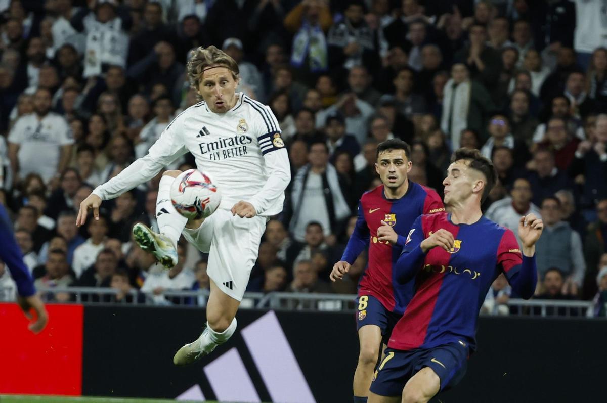 Modric, durante el clásico ganado por el Barça.