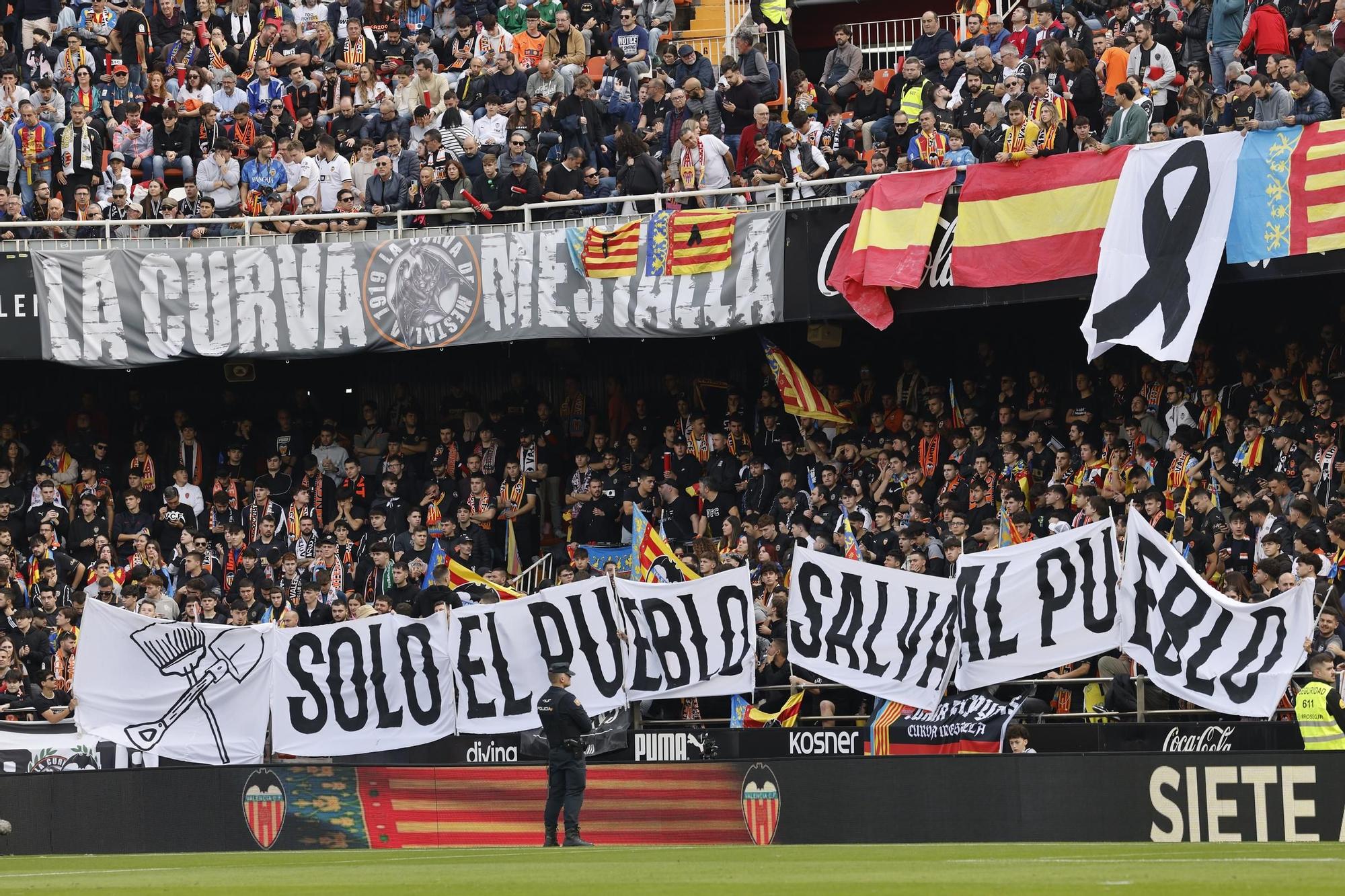 Homenaje en Mestalla a las víctimas de la DANA antes del Valencia-Betis, en imágenes