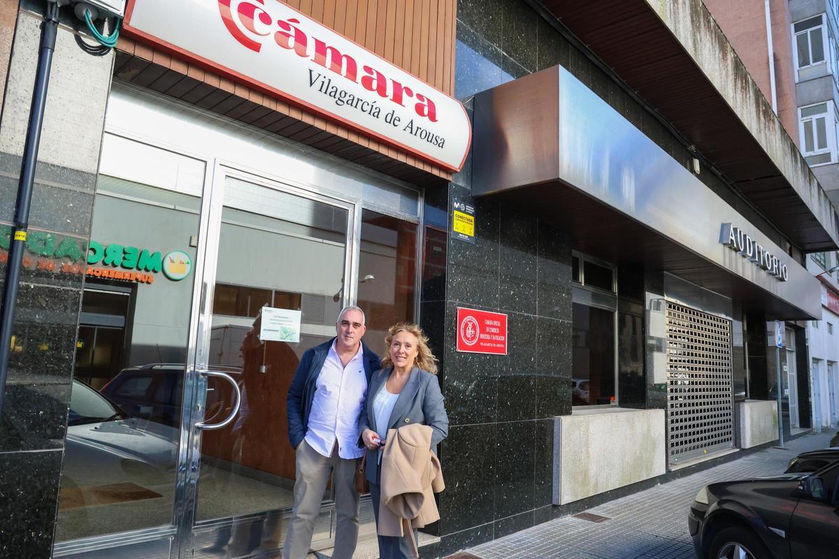 Mar Meseguer y Víctor López, con las llaves justo antes de entrar en su nueva propiedad, ayer.