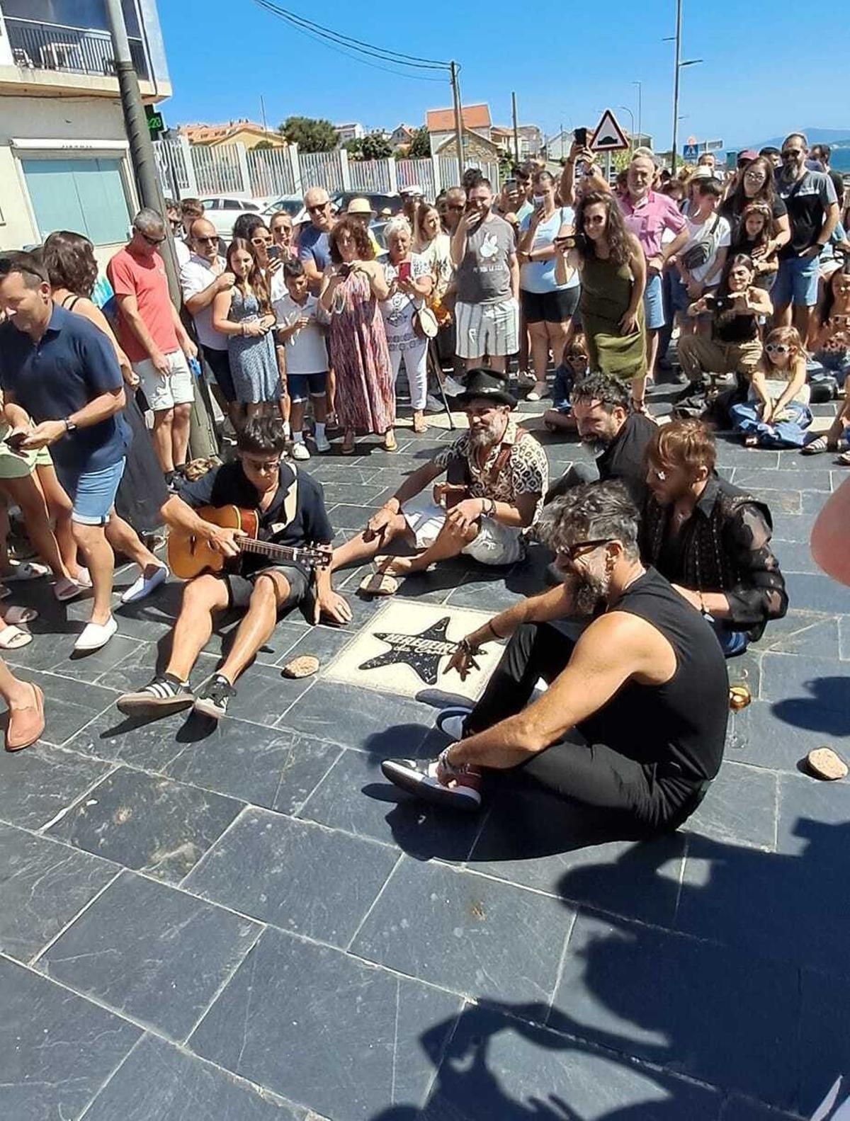 Os Heredeiros da Crus con su estrella de mar en Castiñeiras