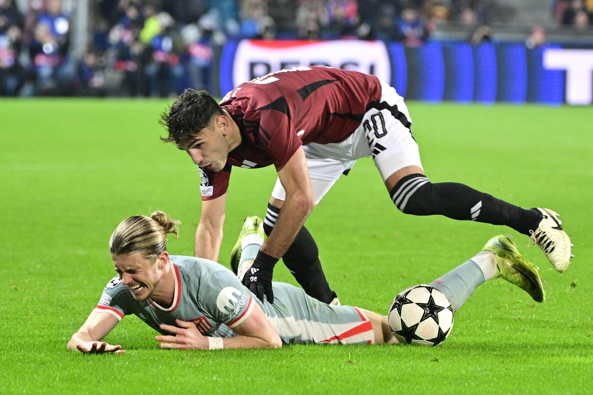 26 November 2024, Czech Republic, Prague: Atletico Madrid's Conor Gallagher and Sparta's Qazim Laci (Up) battle for the ball during the UEFA Champions League soccer match between AC Sparta Prague vs Atletico Madrid at epet ARENA. Photo: Vondrou? Roman/CTK/dpa 26/11/2024 ONLY FOR USE IN SPAIN. Vondrou? Roman/CTK/dpa;Sports;soccer;football;sports;UEFA Chamions League - AC Sparta Prague vs Atletico Madrid;