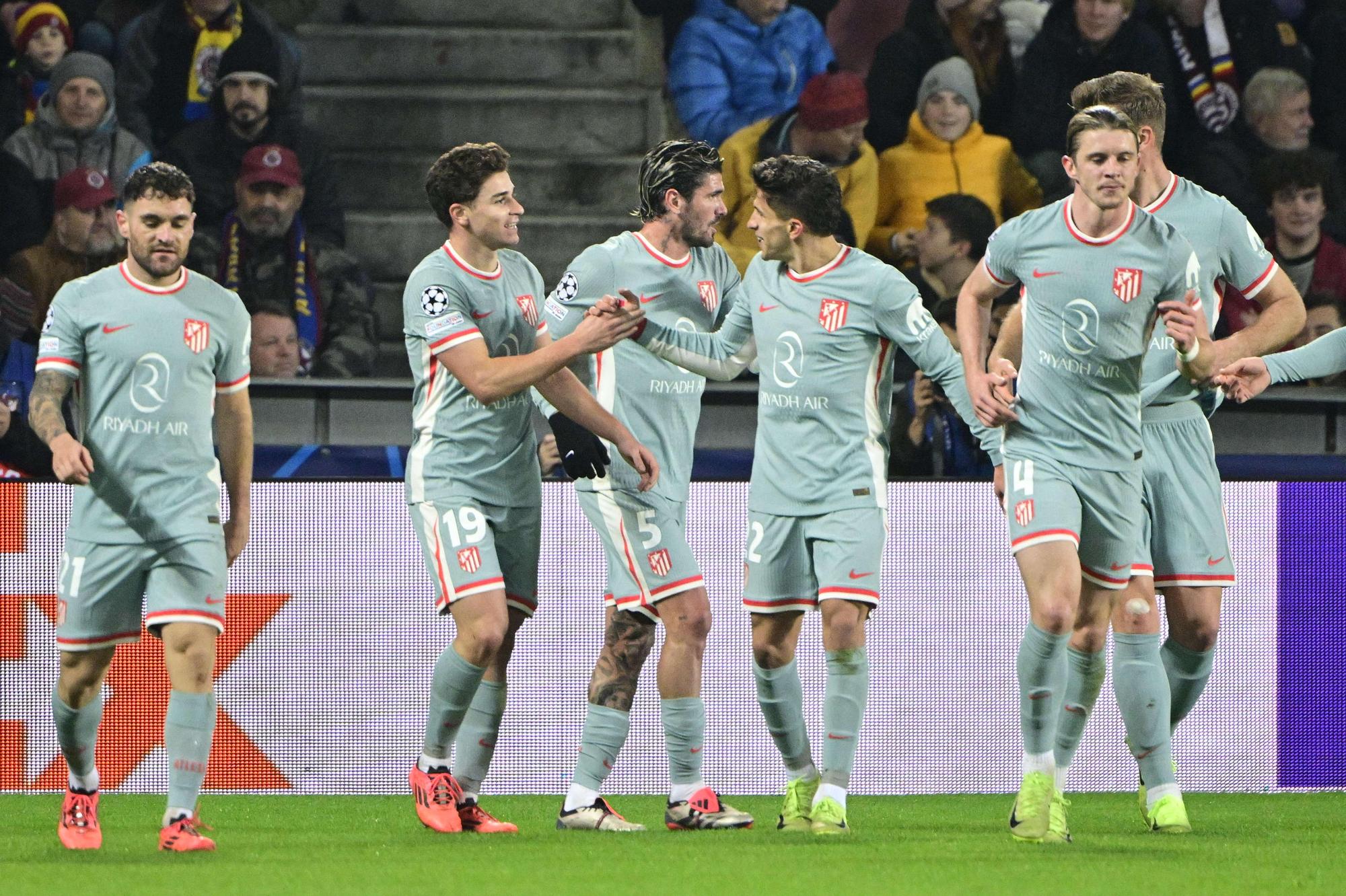 26 November 2024, Czech Republic, Prague: Atletico Madrid's Julian Alvarez (2nd L) celebrates scoring his side's first goal with teammates during the UEFA Champions League soccer match between AC Sparta Prague vs Atletico Madrid at epet ARENA. Photo: Vondrou? Roman/CTK/dpa 26/11/2024 ONLY FOR USE IN SPAIN. Vondrou? Roman/CTK/dpa;Sports;soccer;football;sports;UEFA Chamions League - AC Sparta Prague vs Atletico Madrid;