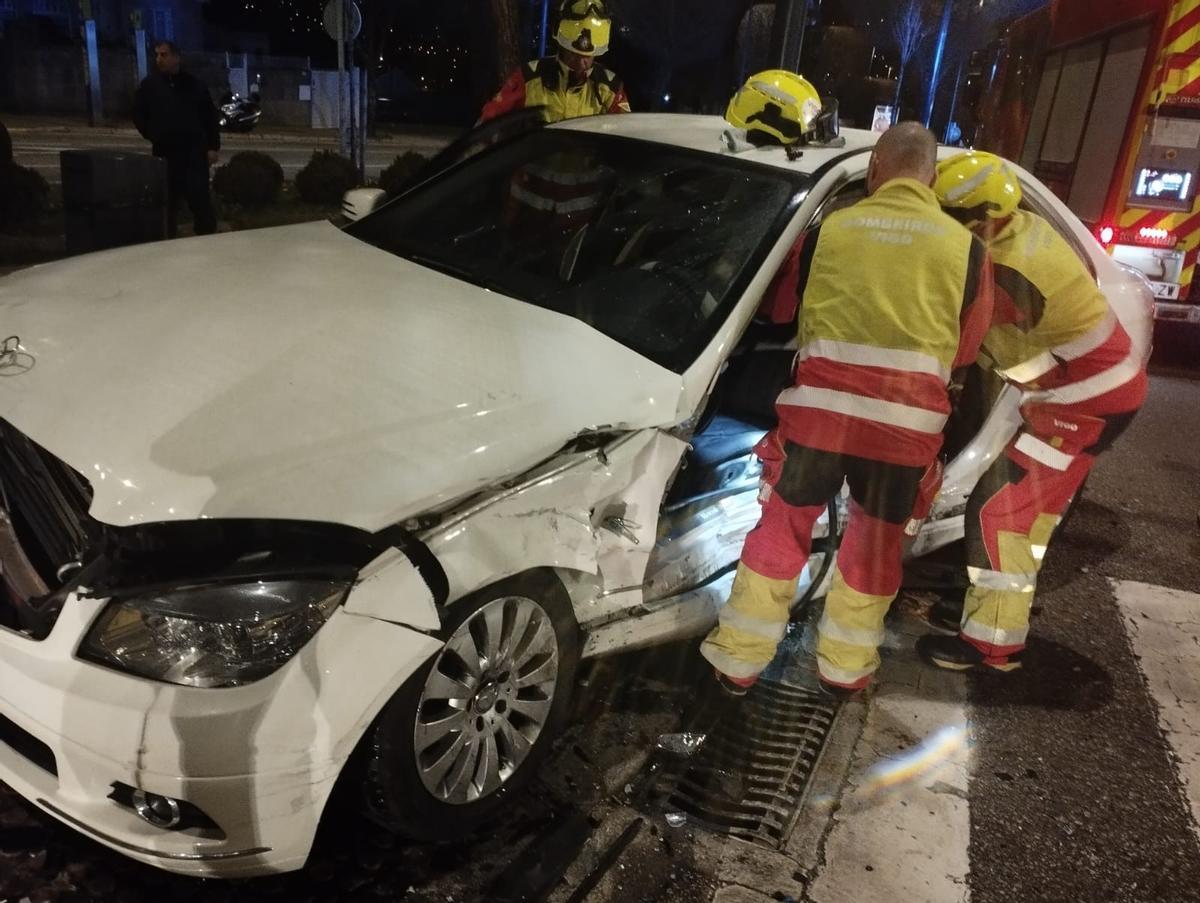 Los bomberos tuvieron que excarcelar a uno de los conductores.