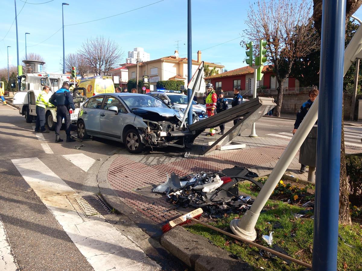 Los vehículos implicados en el accidente. Cuatro personas heridas en una colisión con un coche de la Policía Local de  Vigo implicado. 1 enero 2024. Cedida