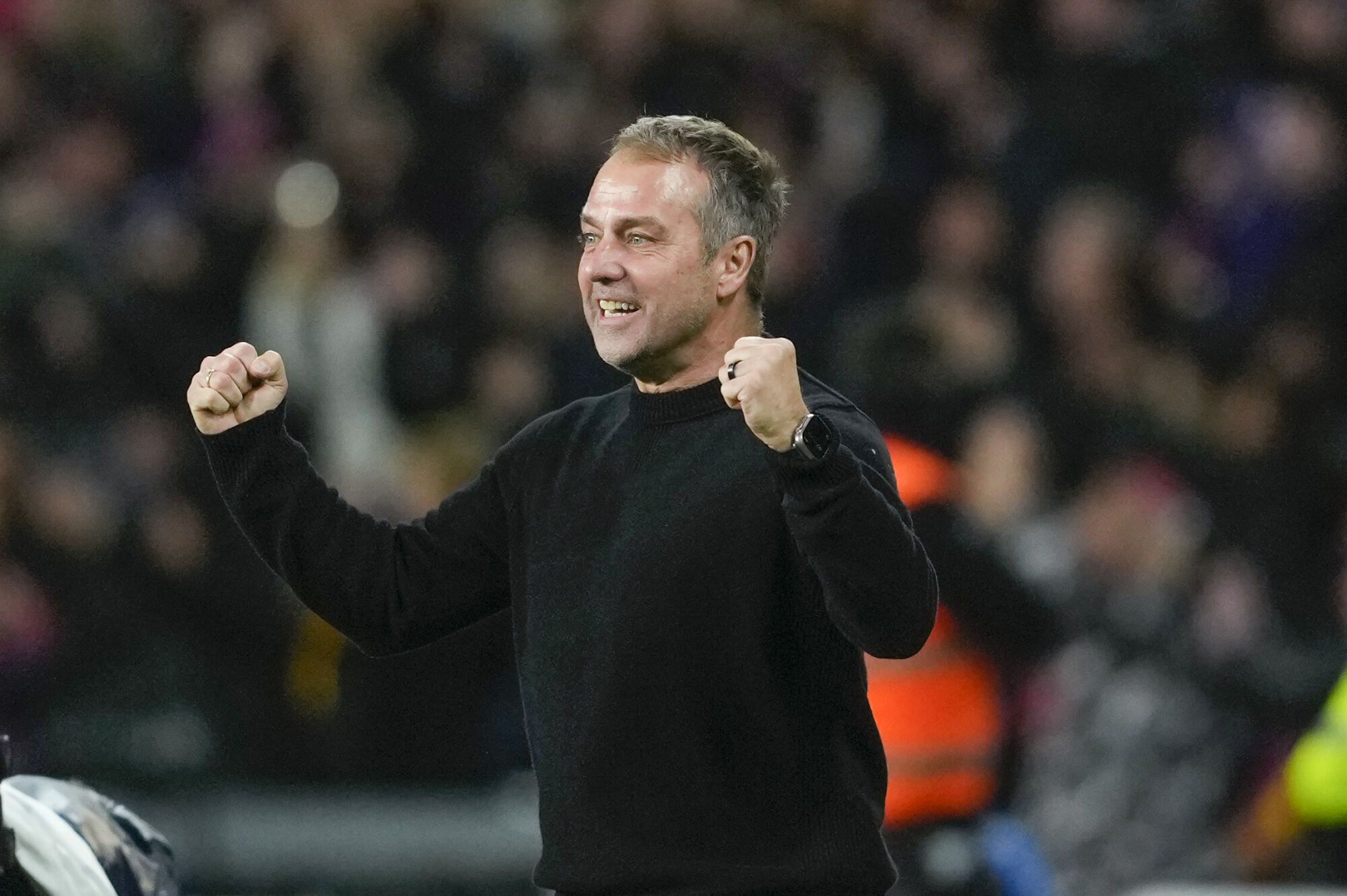 BARCELONA, 25/02/2025.- El entrenador del Barcelona, el alemán Hansi Flick, celebra uno de los goles de su equipo durante el partido de ida de las semifinales de la Copa del Rey que FC Barcelona y Atlético de Madrid disputan este martes en el estadio Olímpico Lluis Companys. EFE/Alejandro García