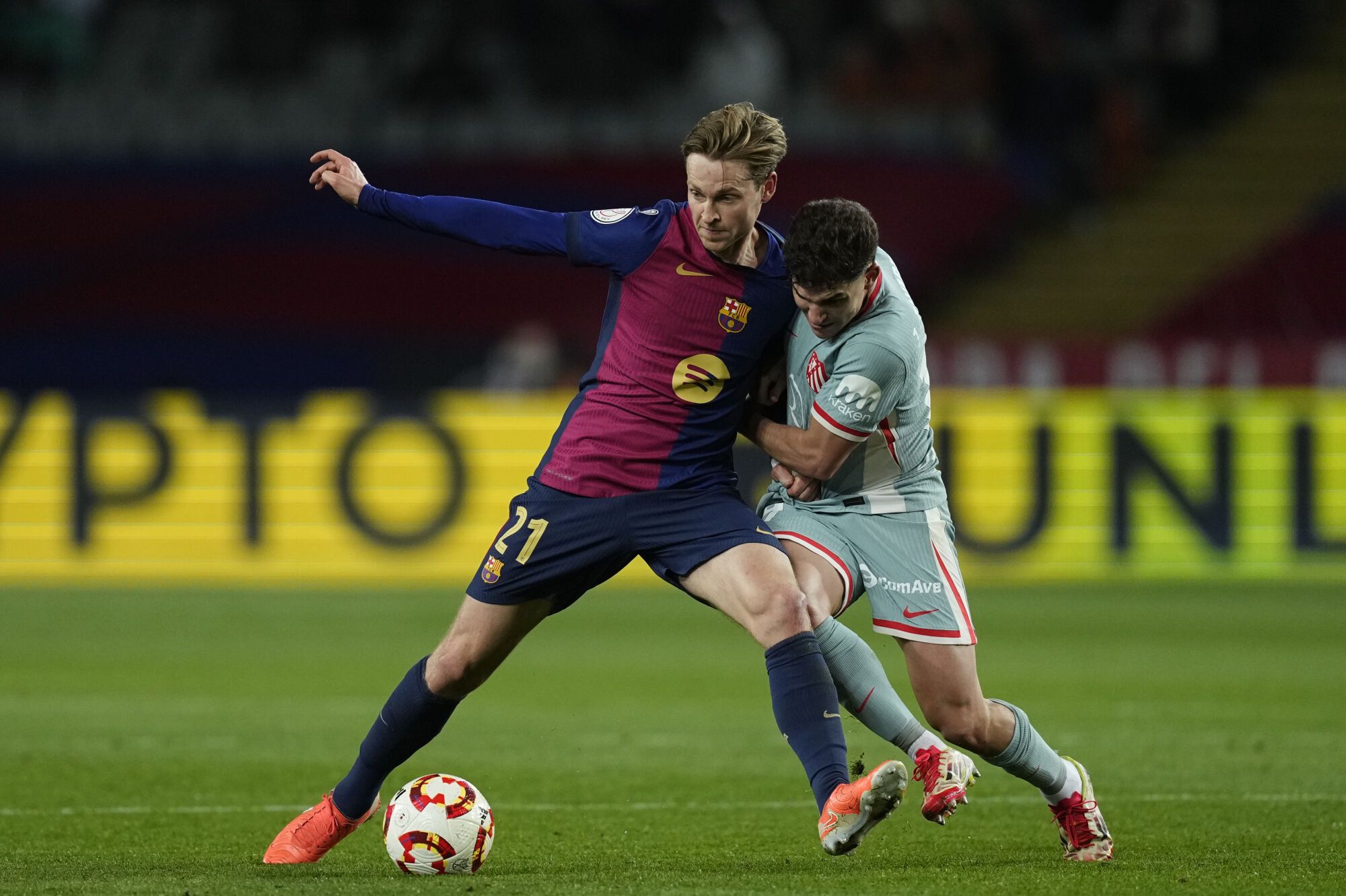 BARCELONA, 25/02/2025.- El centrocampista del Barcelona Frenkie de Jong (i) protege un balón con Julián Álvarez, del Atlético, durante el partido de ida de las semifinales de la Copa del Rey que FC Barcelona y Atlético de Madrid disputan este martes en el estadio Olímpico Lluis Companys. EFE/Enric Fontcuberta